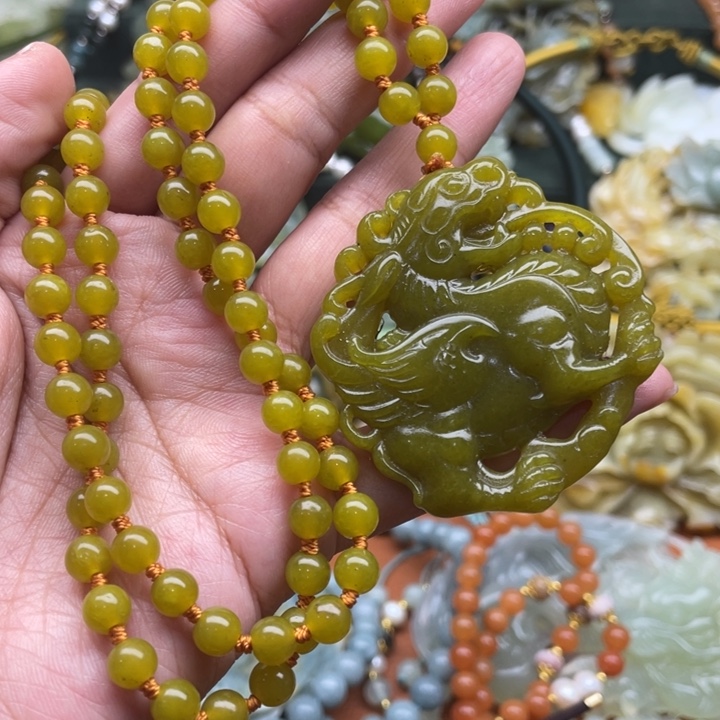 蛇纹石玉吊坠合金