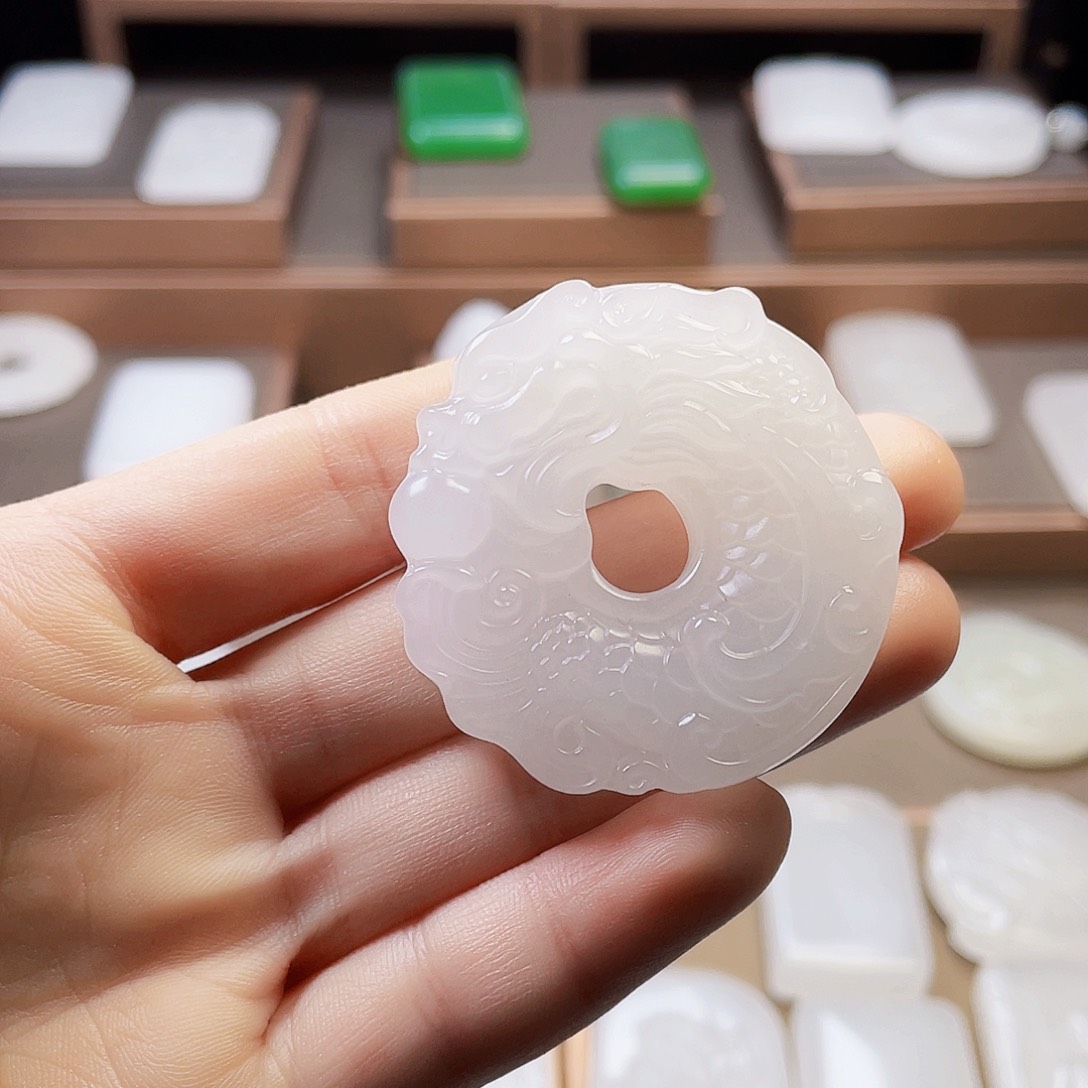 石英质玉（金丝玉）颈饰未镶嵌凌*新疆金丝玉双面雕刻