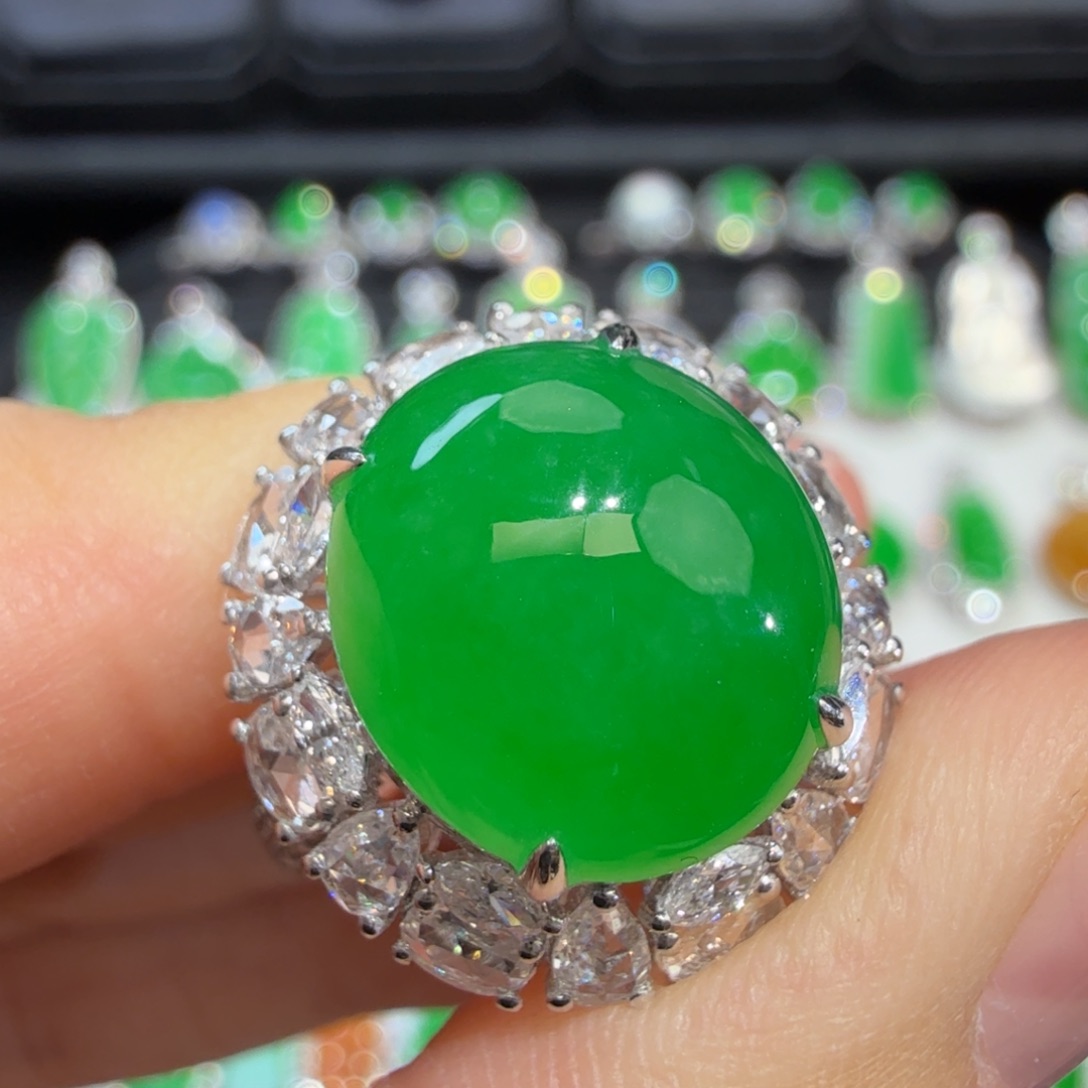 18K金镶嵌戒指翡翠收到货48小时鉴赏期