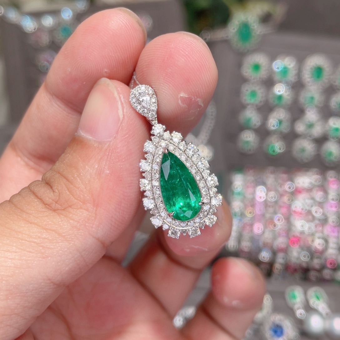 颈饰18K金镶嵌祖母绿2.79ct 
