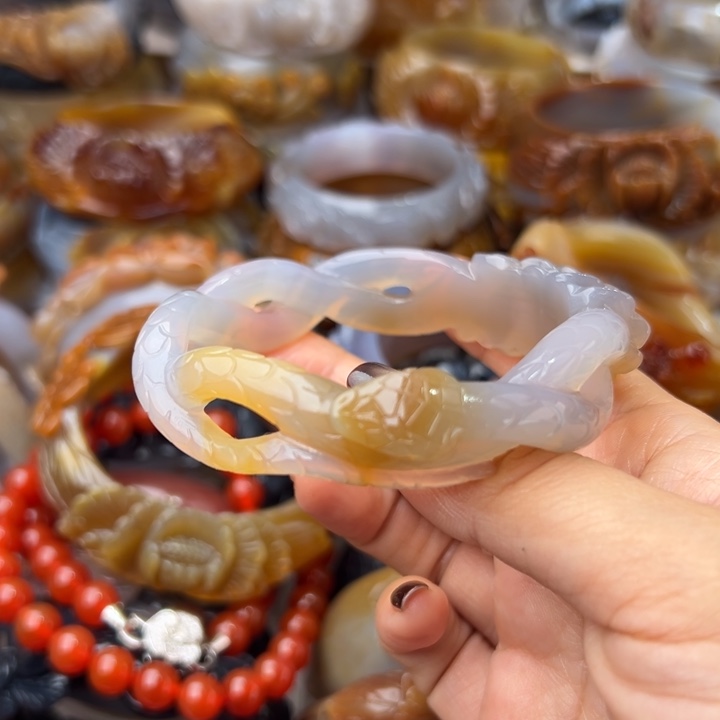 如***玉玛瑙/玉髓未镶嵌手镯300一个