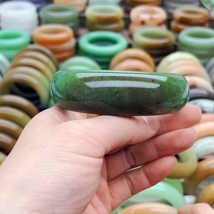 未镶嵌手镯（圆镯）石英质玉田*芹