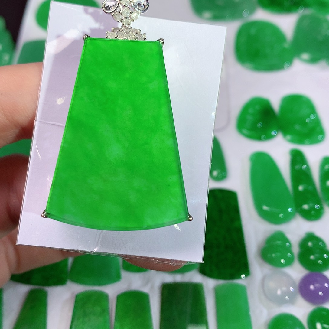 翡翠颈饰未镶嵌天然翡翠