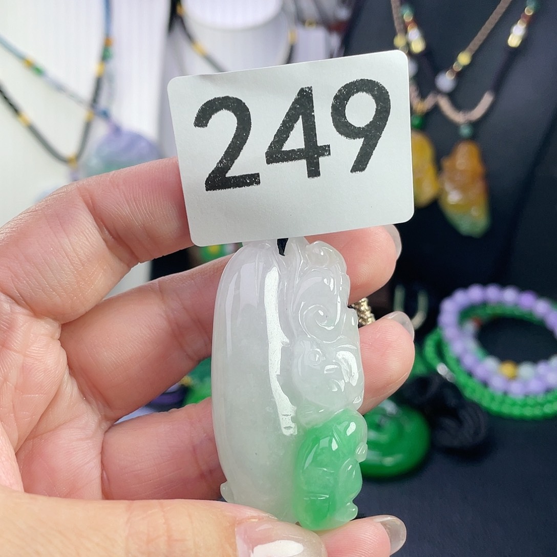 翡翠未镶嵌吊坠(赠链)