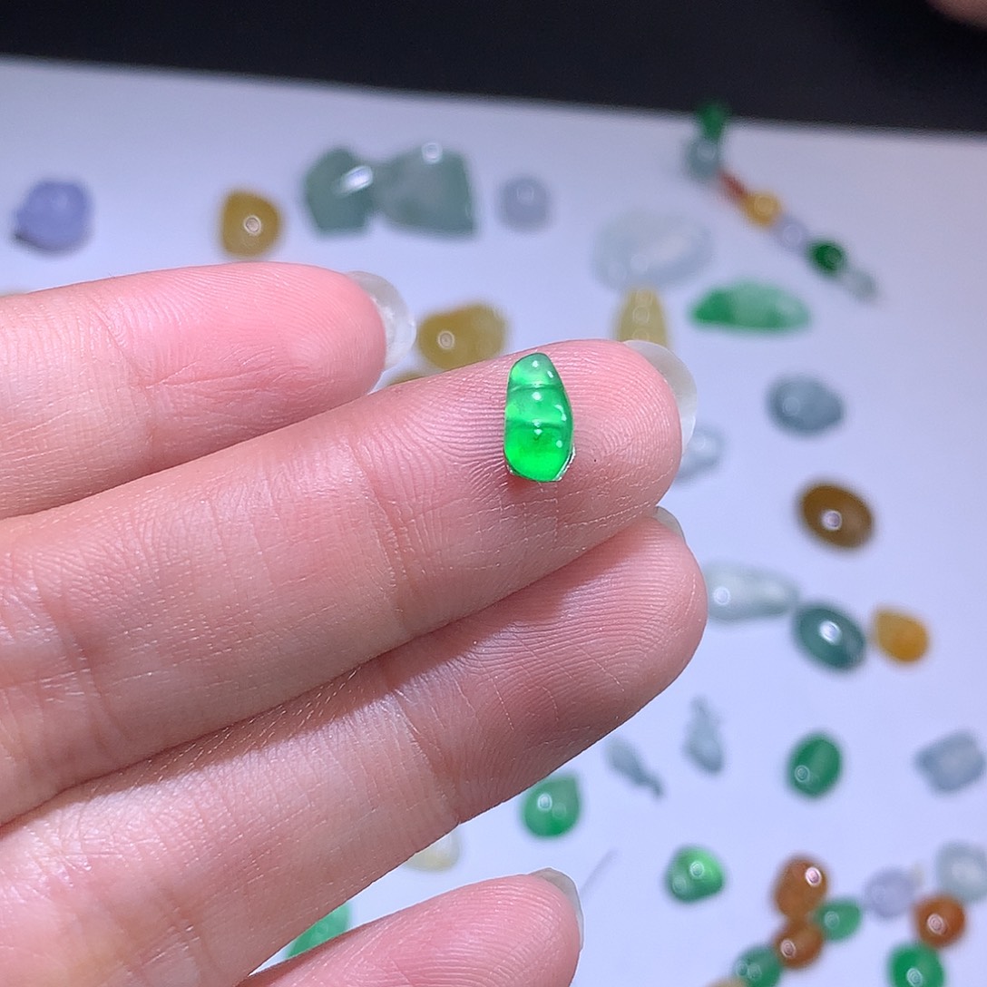 翡翠未镶嵌挂件甜阳绿豆子尺寸8.0 4.0 2.0