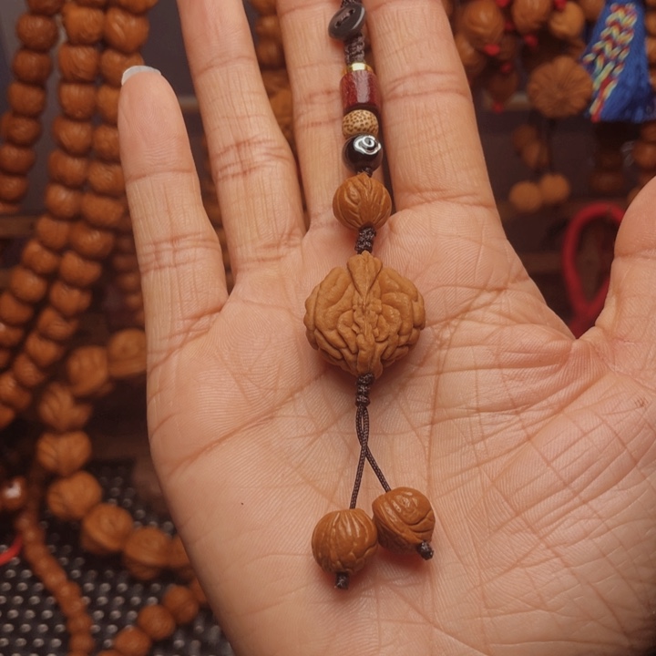 木质类龙纹桃枭挂件