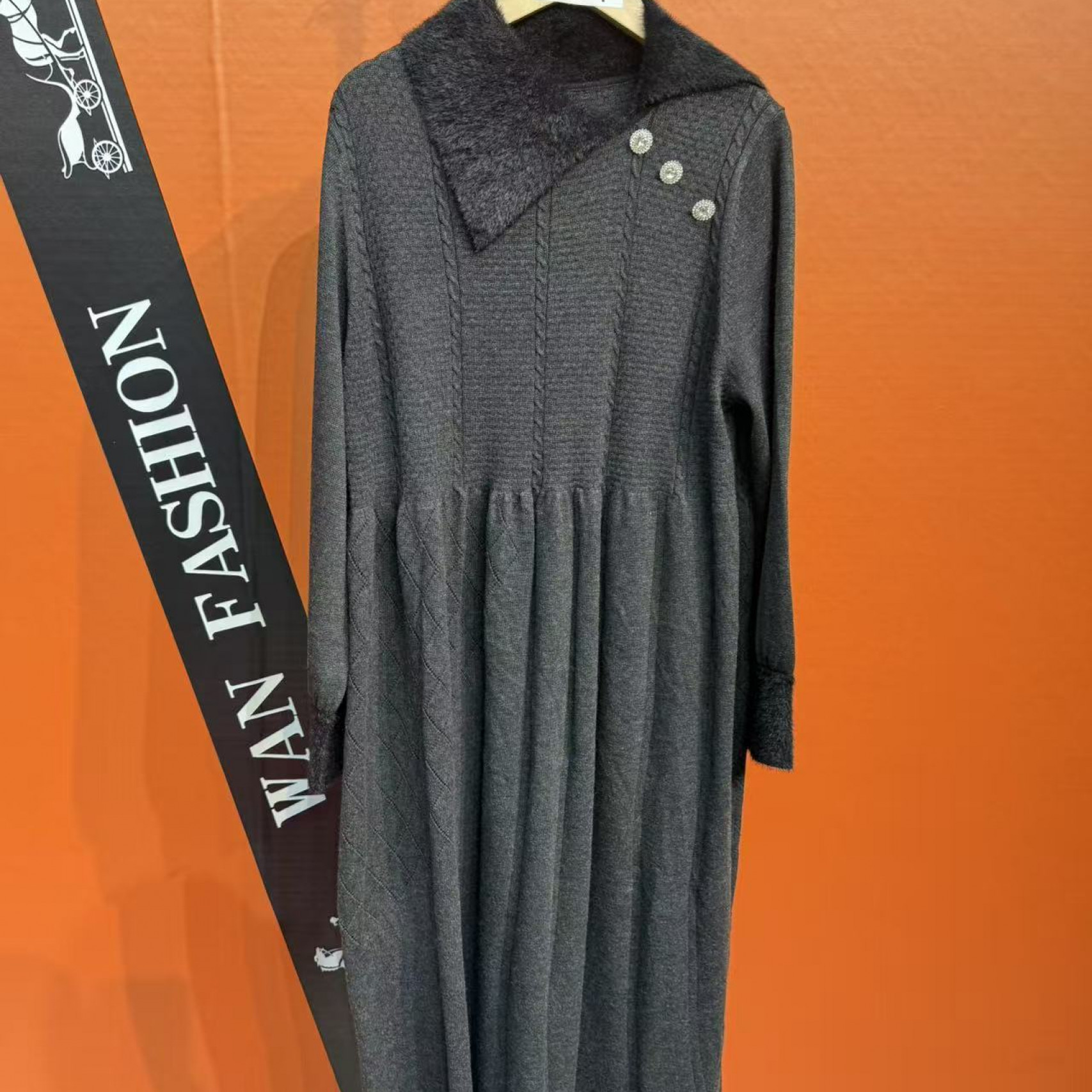 （081）湾湾奢品贵妇既视感显廋保暖时尚百搭连衣裙秋冬款