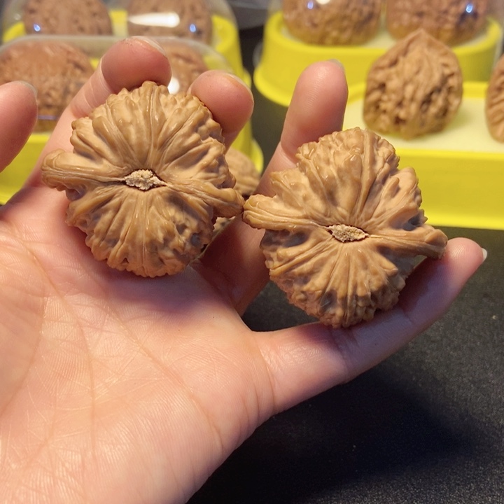 文玩核桃吊坠狮子