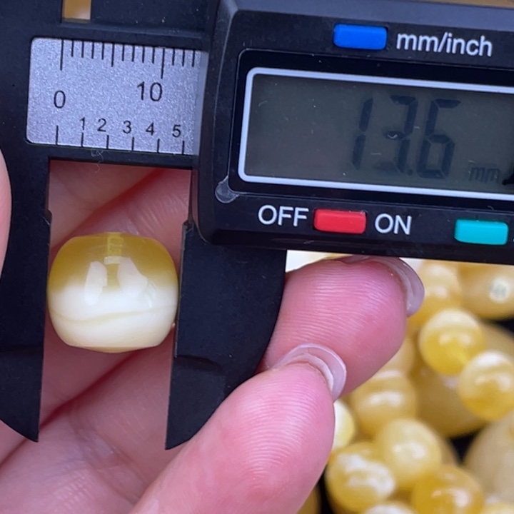 蜜蜡未镶嵌裸石微瑕133