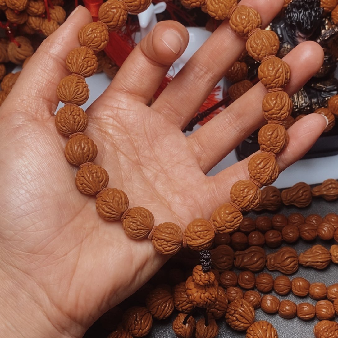 吊坠桃核桃枭手持1