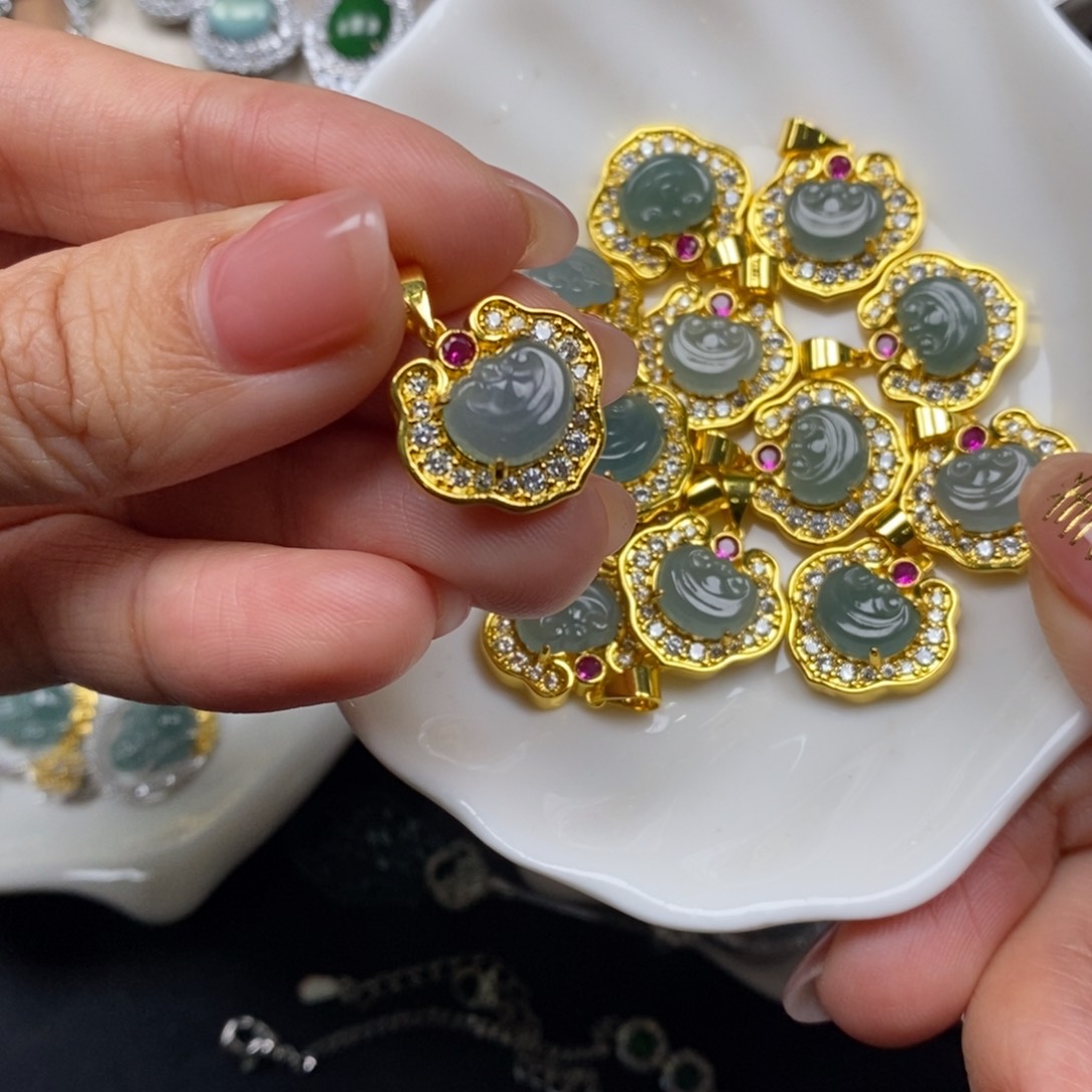 翡翠颈饰未镶嵌翡翠