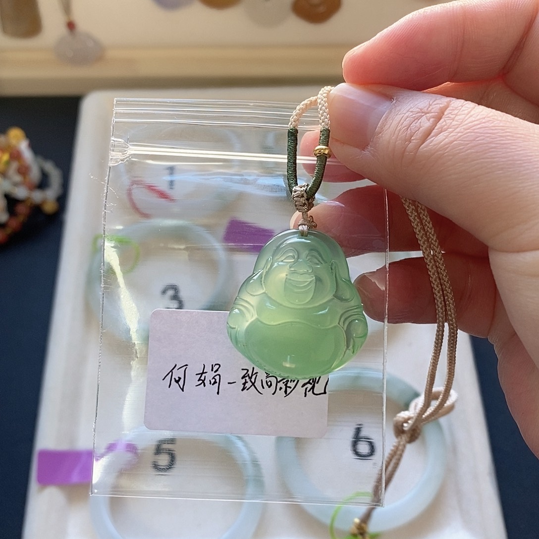 何***视石英质玉未镶嵌手镯