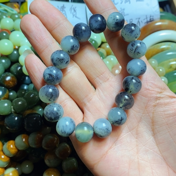 蛇纹石玉颈饰未镶嵌