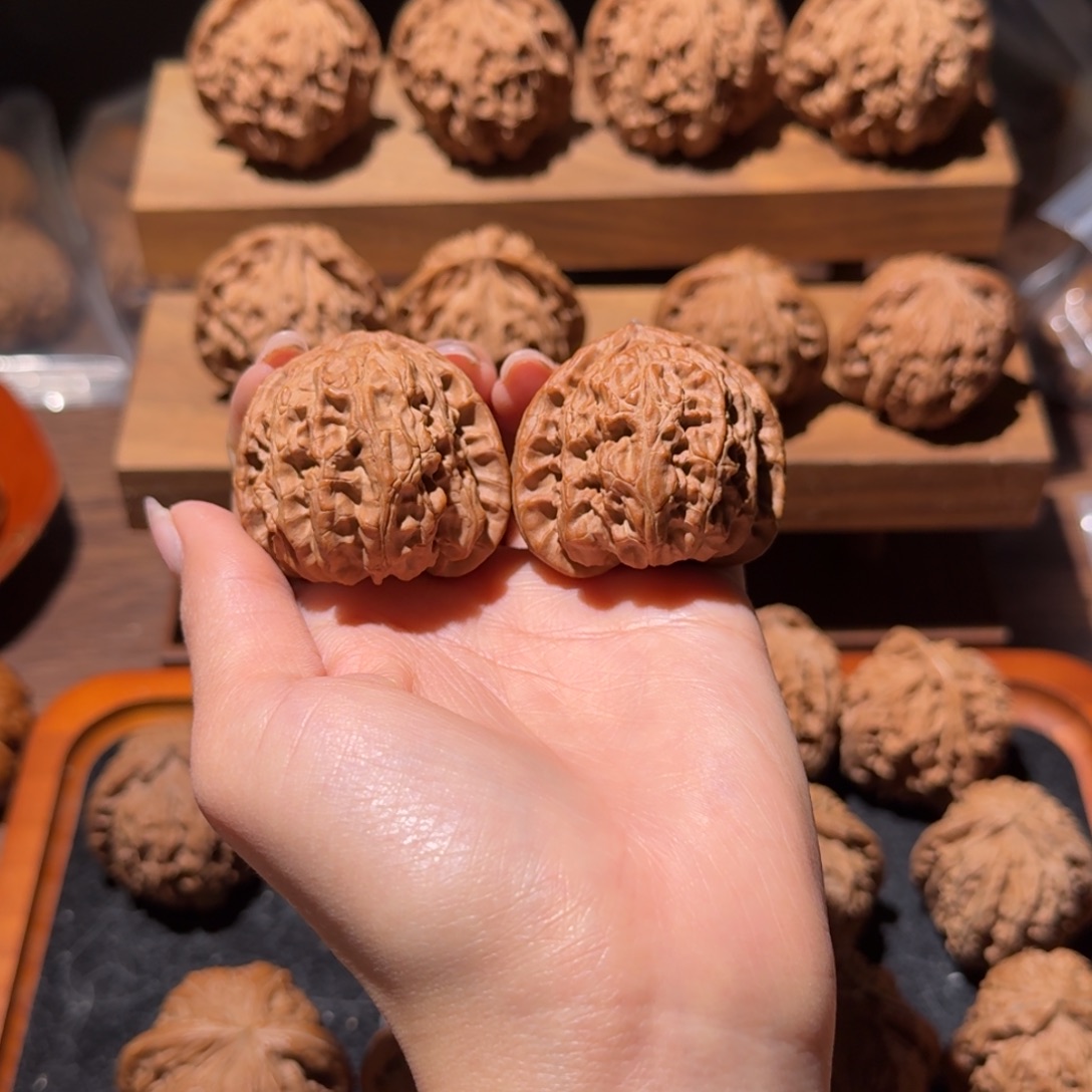 ℡****文玩核桃吊坠39全品角白红皮