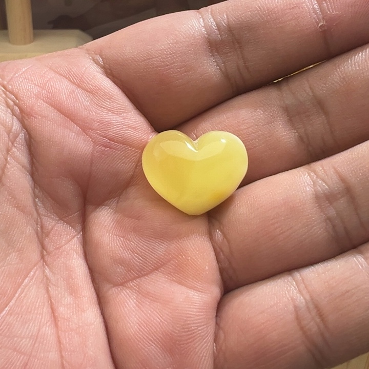 琥珀裸石未镶嵌?****a爱心