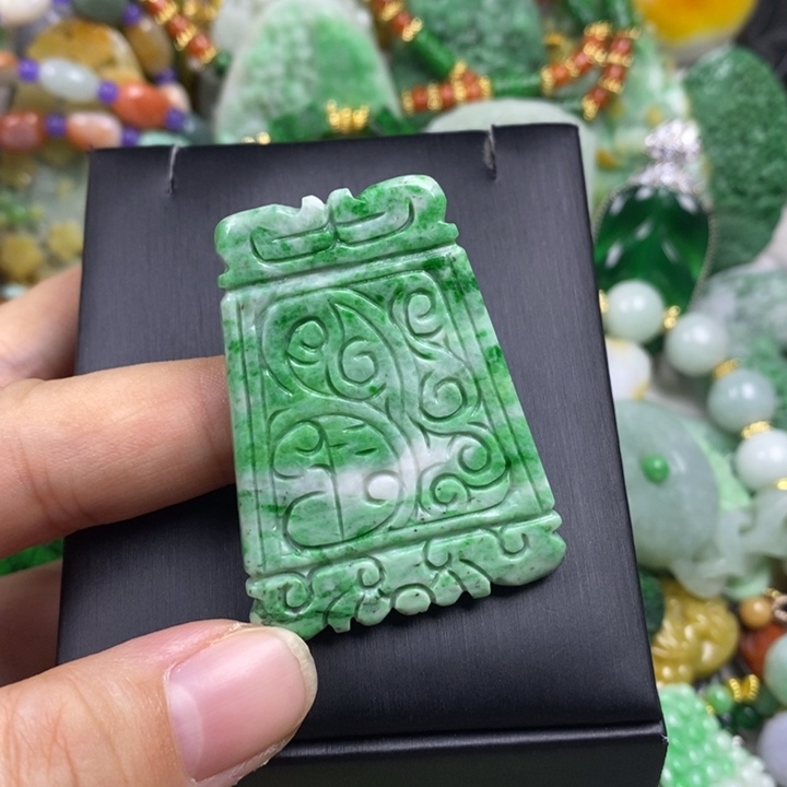 翡翠未镶嵌吊坠(赠链)