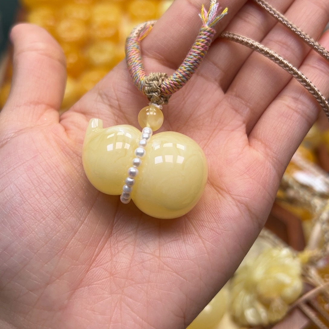 琥珀未镶嵌颈饰蜜蜡