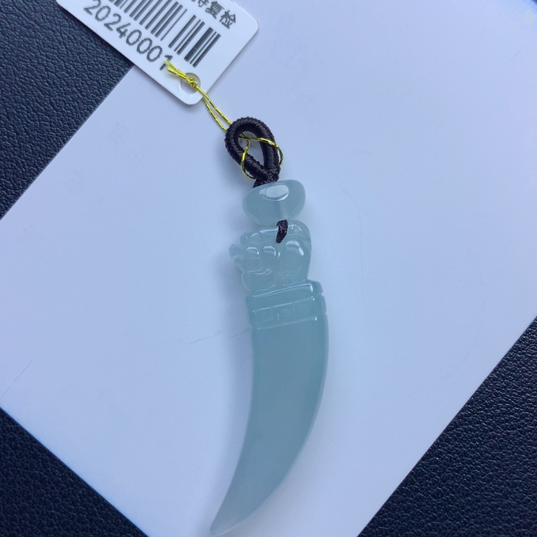 翡翠颈饰未镶嵌龙牙