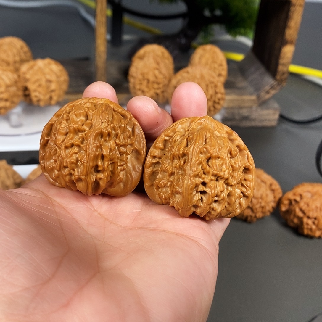 把件文玩核桃红红皮老树狮子骨质好