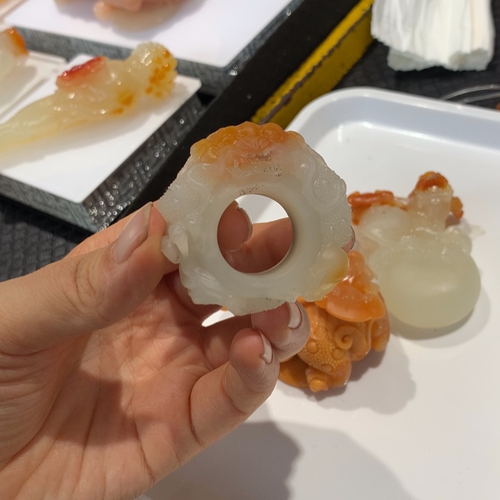 未镶嵌石英质玉（黄龙玉）颈饰