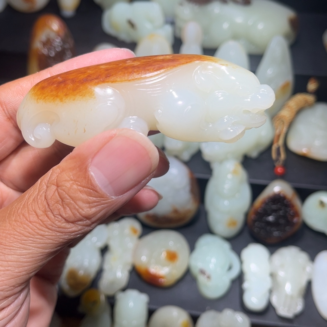 梵***威和田玉未镶嵌颈饰