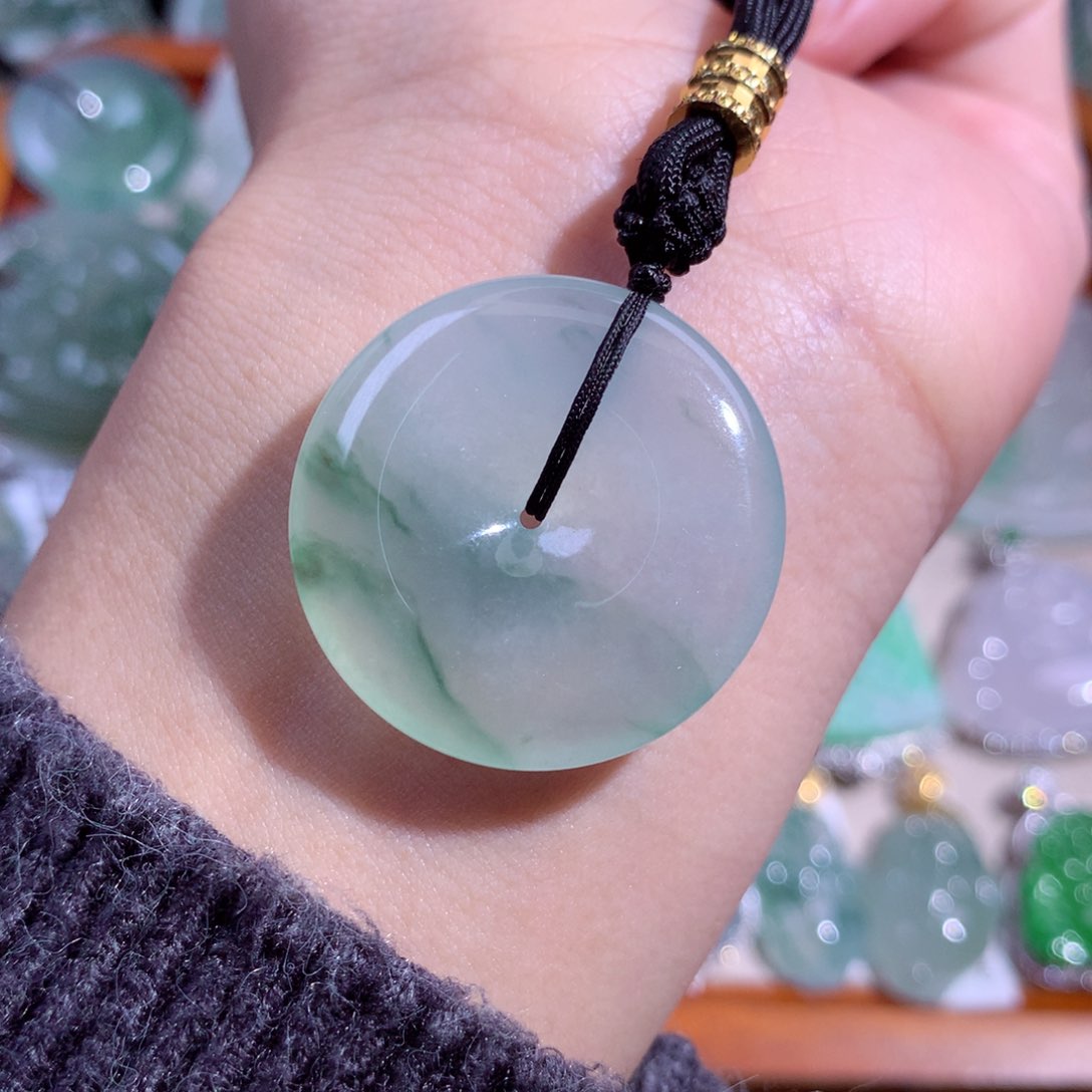 翡翠颈饰18K金镶嵌冰飘花扣