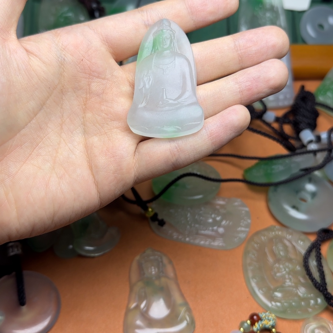 翡翠未镶嵌颈饰观音