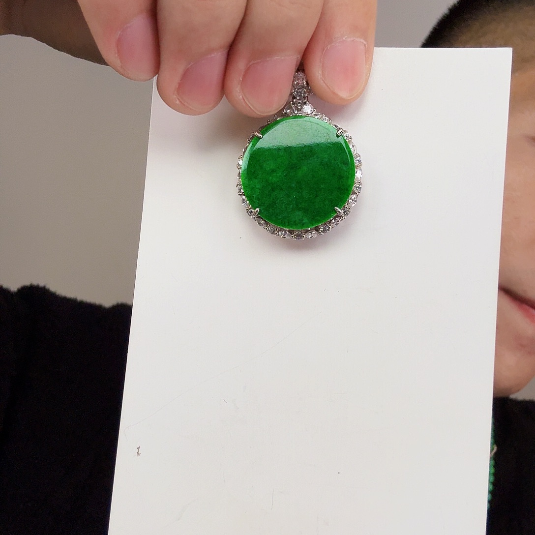 翡翠未镶嵌颈饰一件