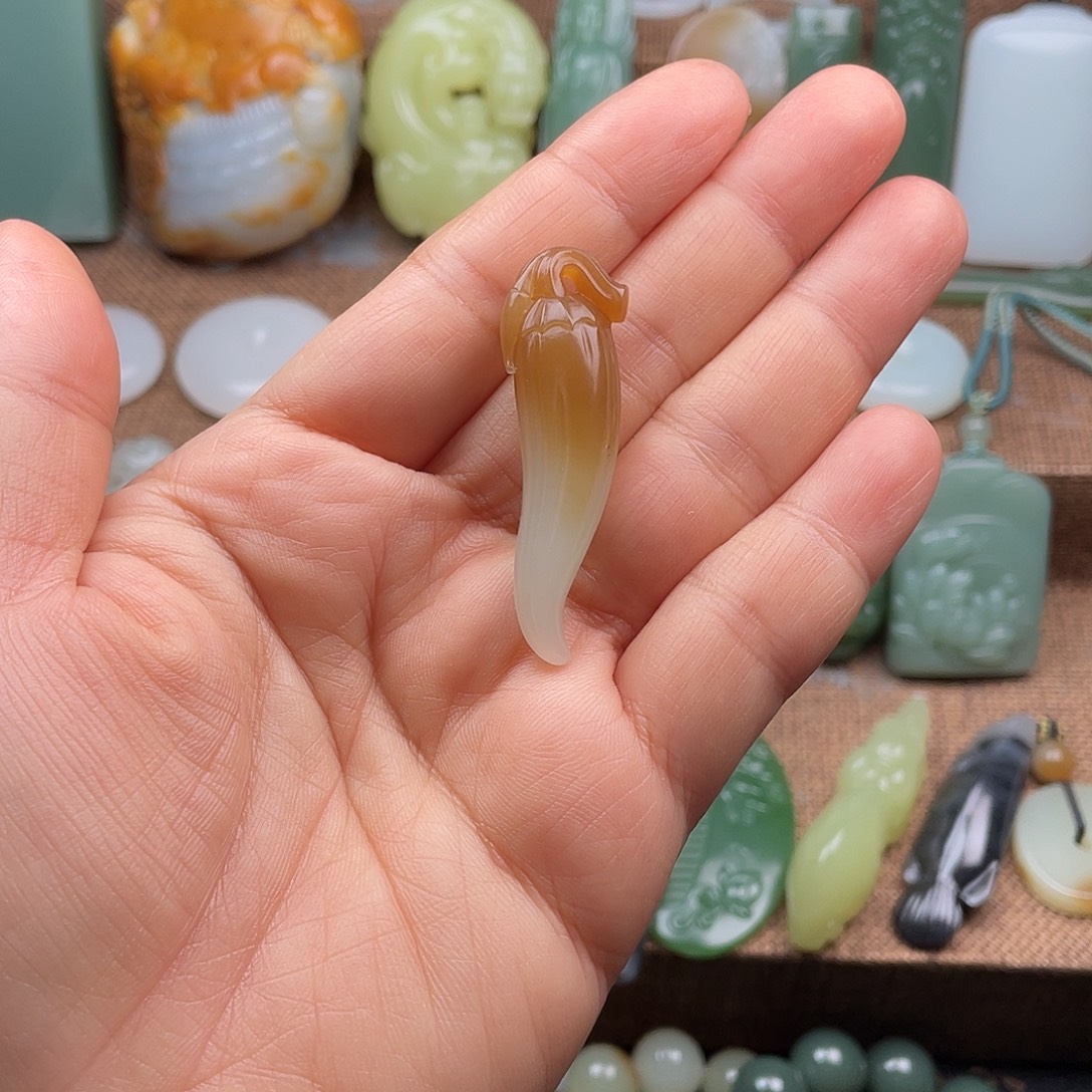 鸿***5和田玉（糖玉）未镶嵌颈饰