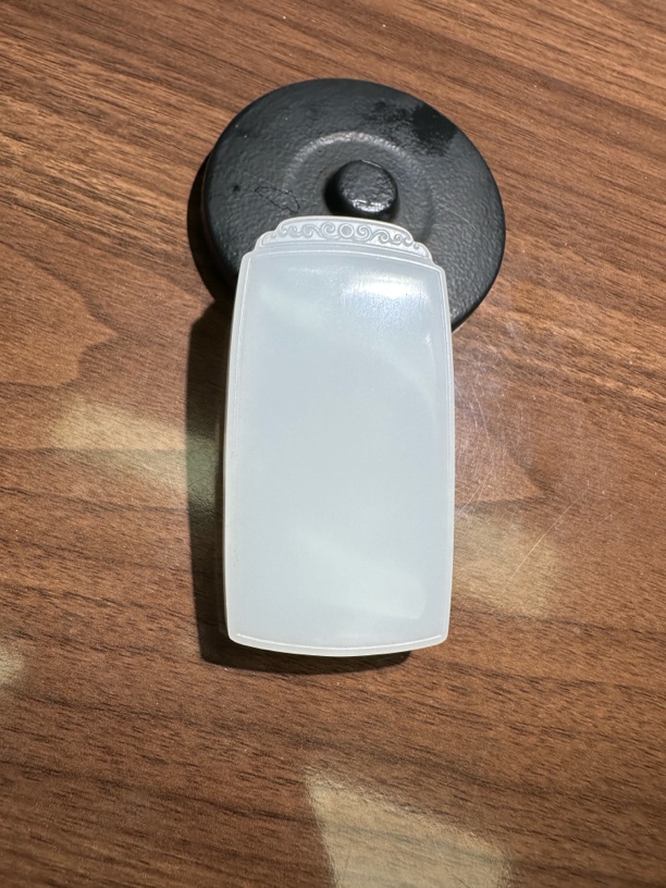 （苏州十二和田玉）长：76.6宽:40.3厚:12.8。102克 高白高细高油过灯