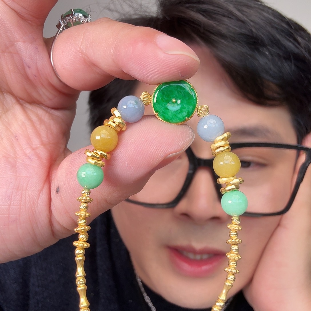 翡翠18K金镶嵌颈饰一件