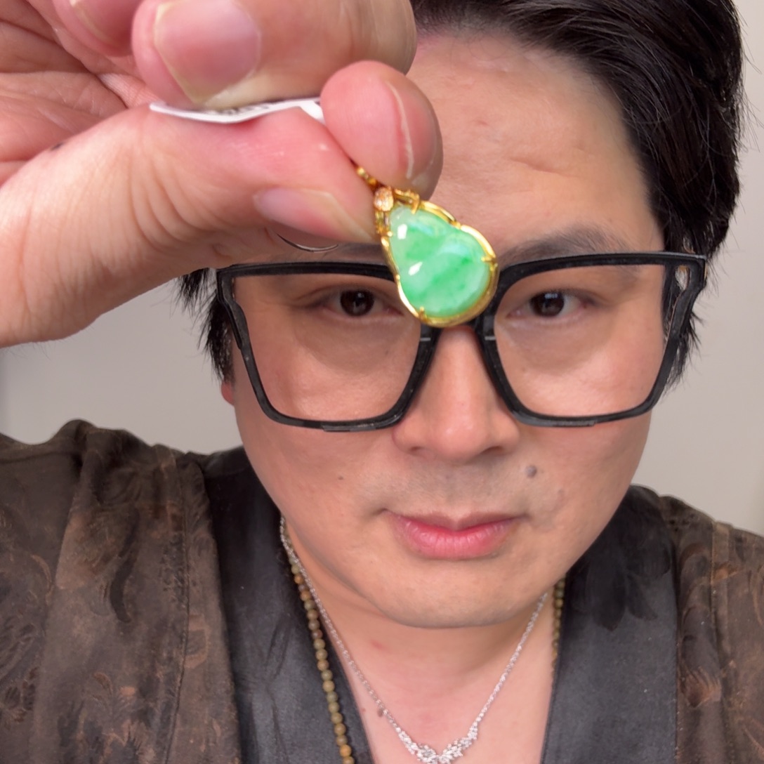 翡翠未镶嵌颈饰一件