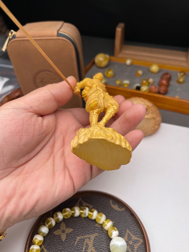 橄榄核雕刻孙悟空