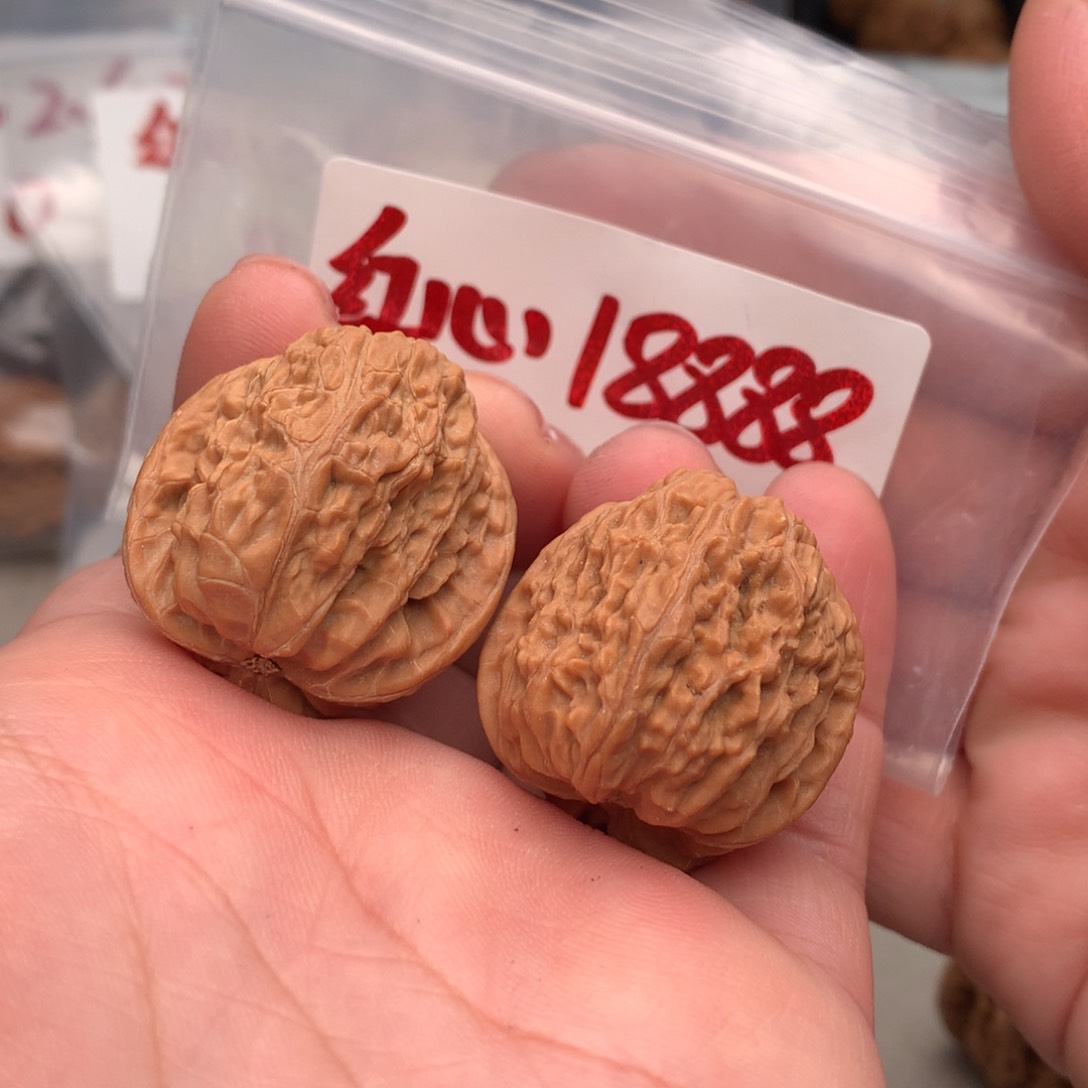 文玩核桃把件红心18888……….