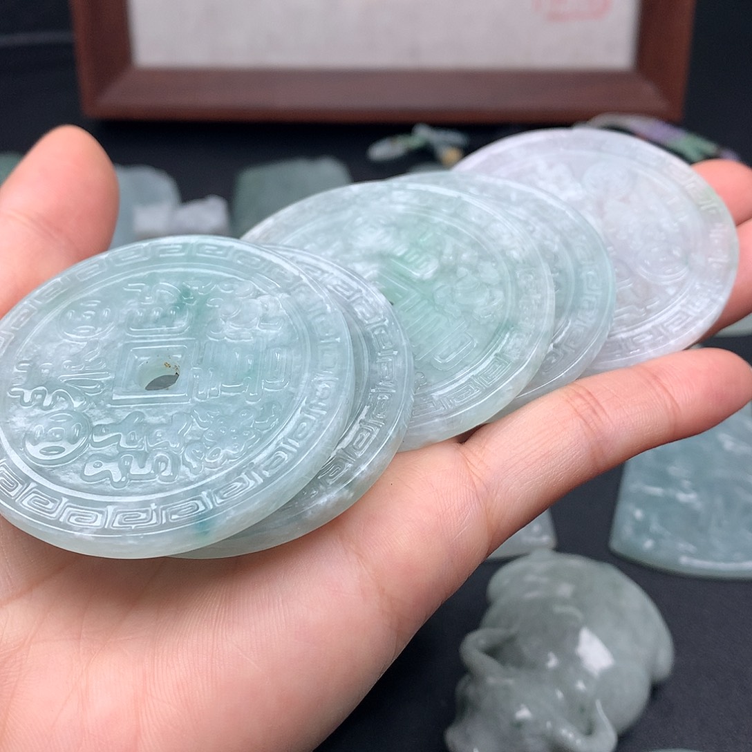 唐***然翡翠未镶嵌颈饰总