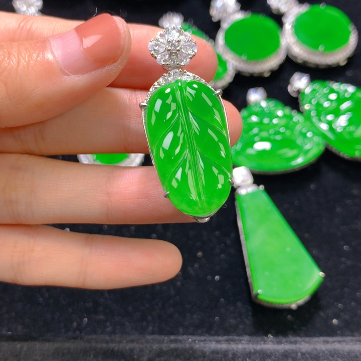 翡翠银S925镶嵌颈饰一个