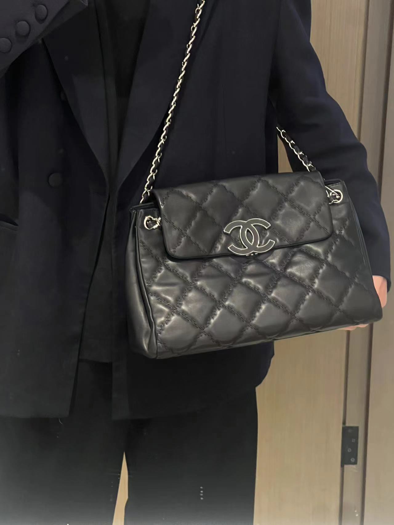 95新 Chanel/香奈儿 展会外场！黑银珐琅大扣机场包