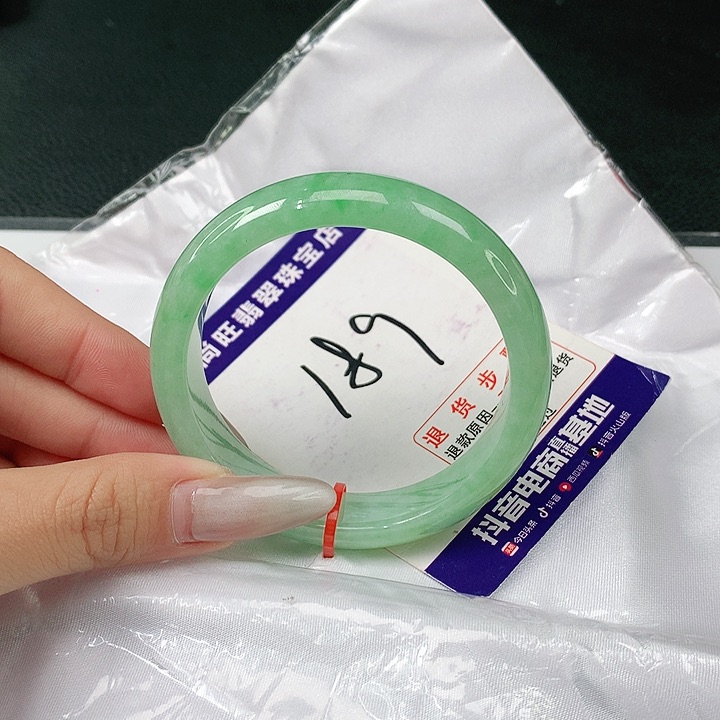 翡翠手镯未镶嵌翡翠12