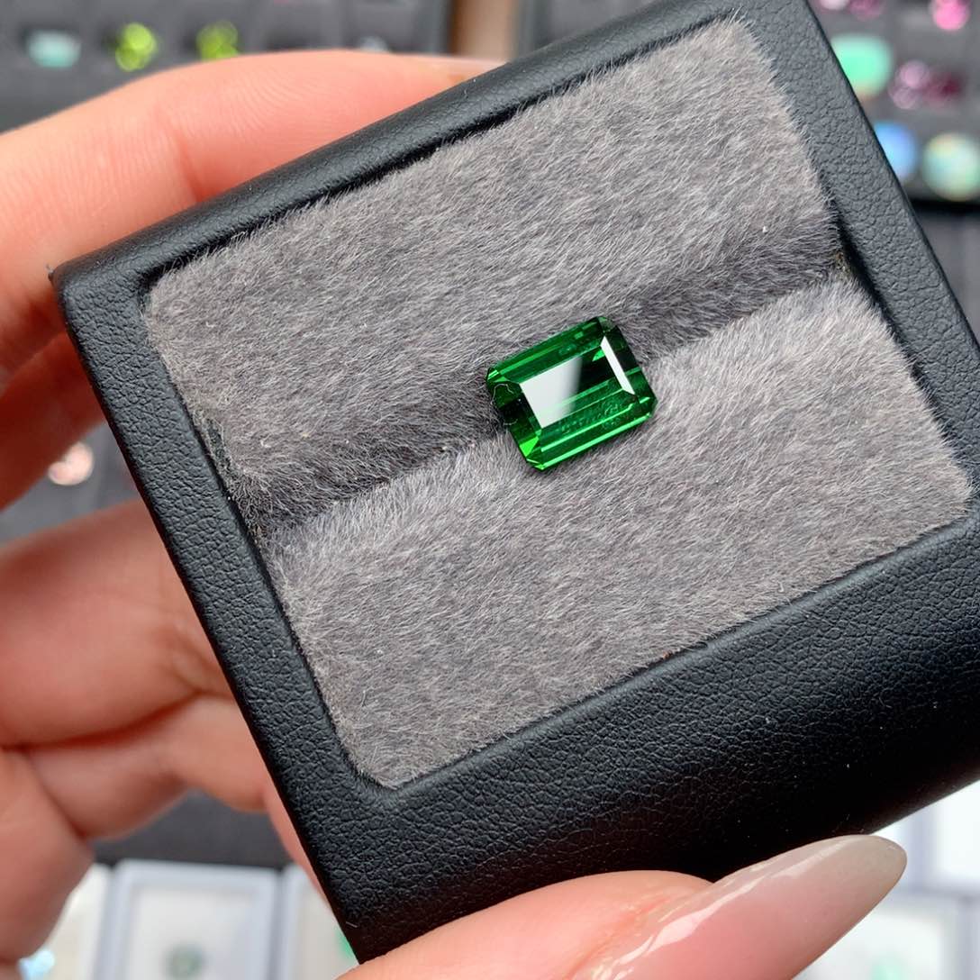 碧玺裸石未镶嵌抗****咪4.15克拉电光绿