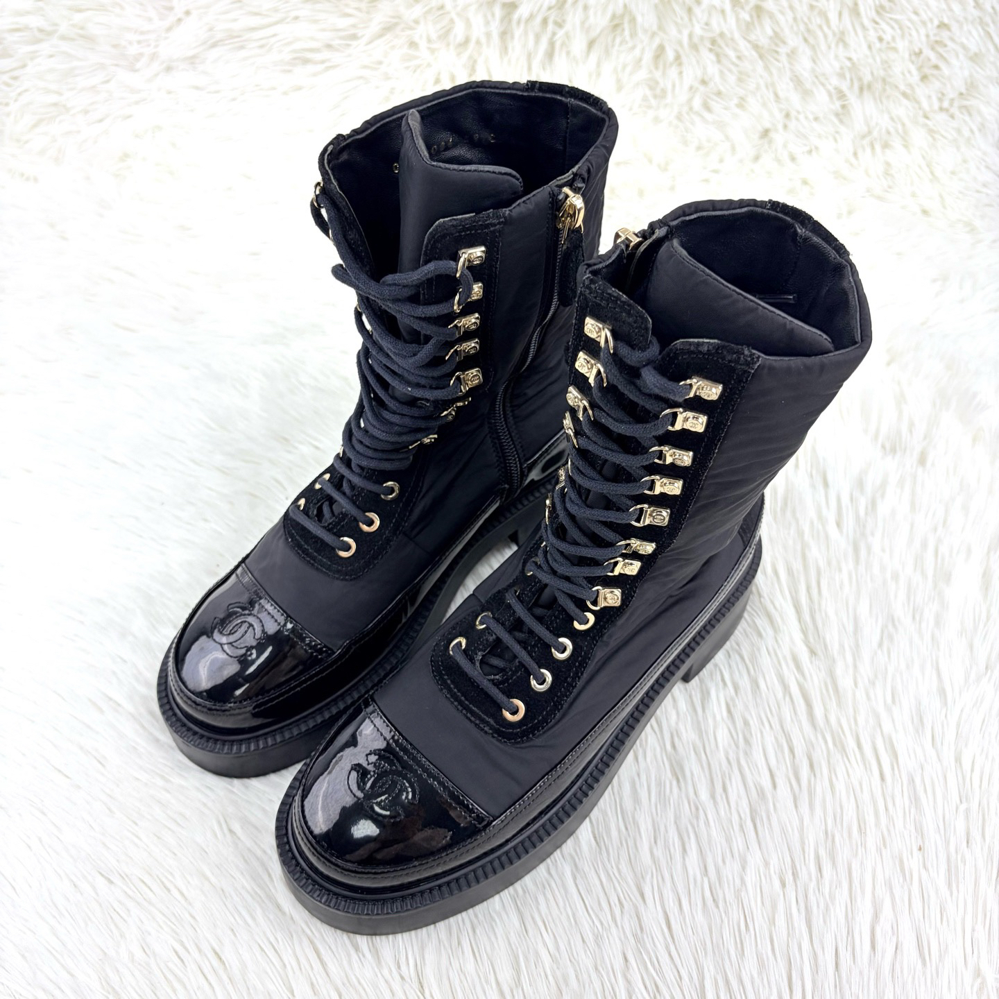 95新 Chanel/香奈儿 黑色绑带油蜡漆皮马丁靴39码 咩