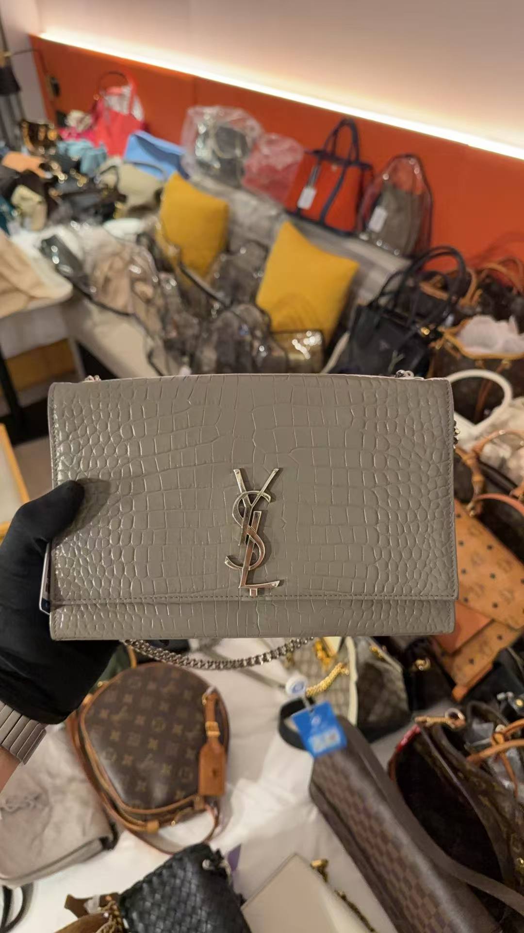 95新 YSL/圣罗兰 灰色鳄压单肩斜挎包/云海包展放大漏