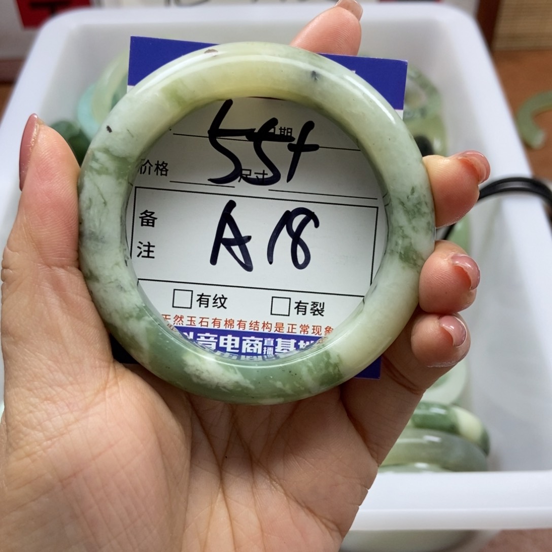 岫玉手镯手镯未镶嵌