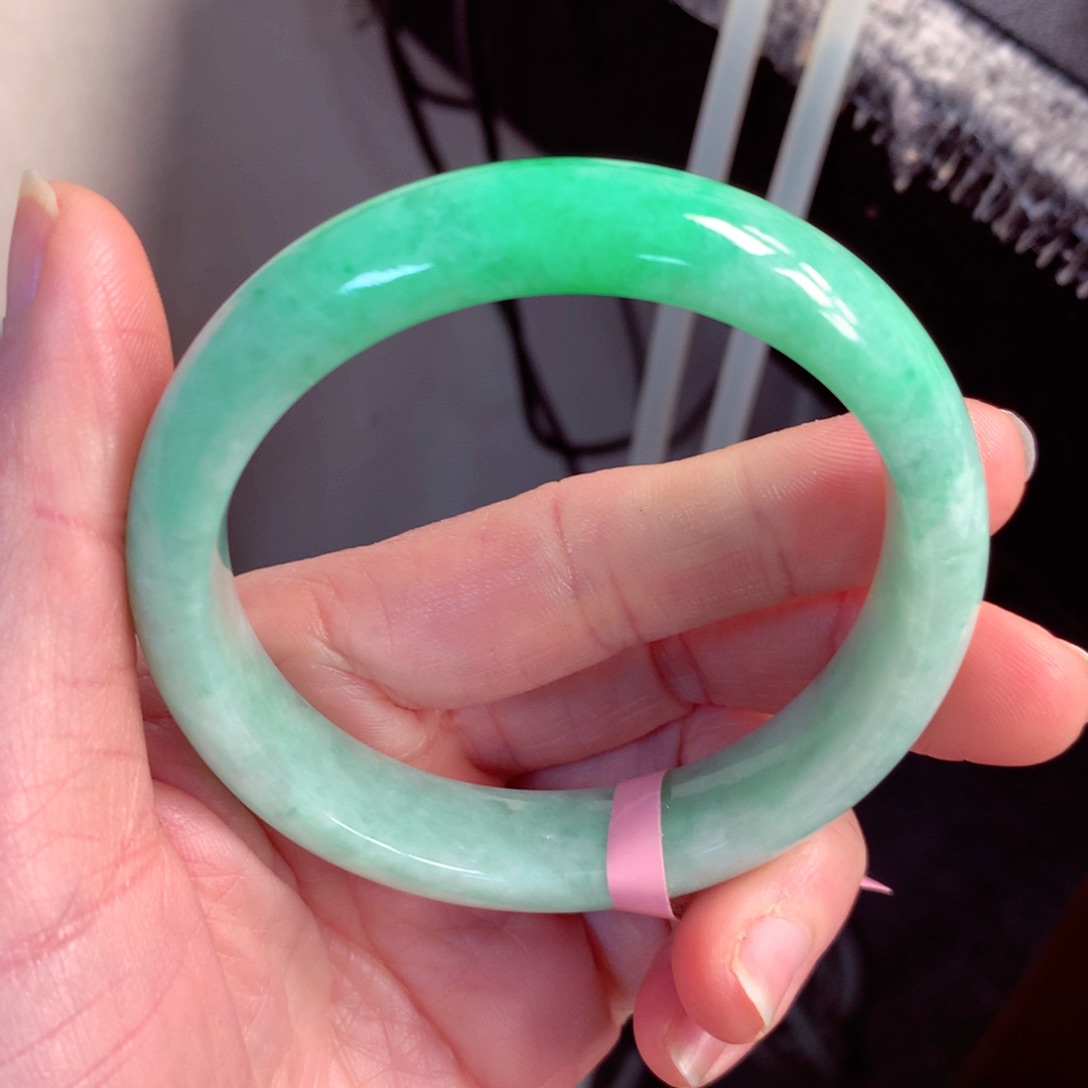 翡翠手镯未镶嵌一****?缅甸