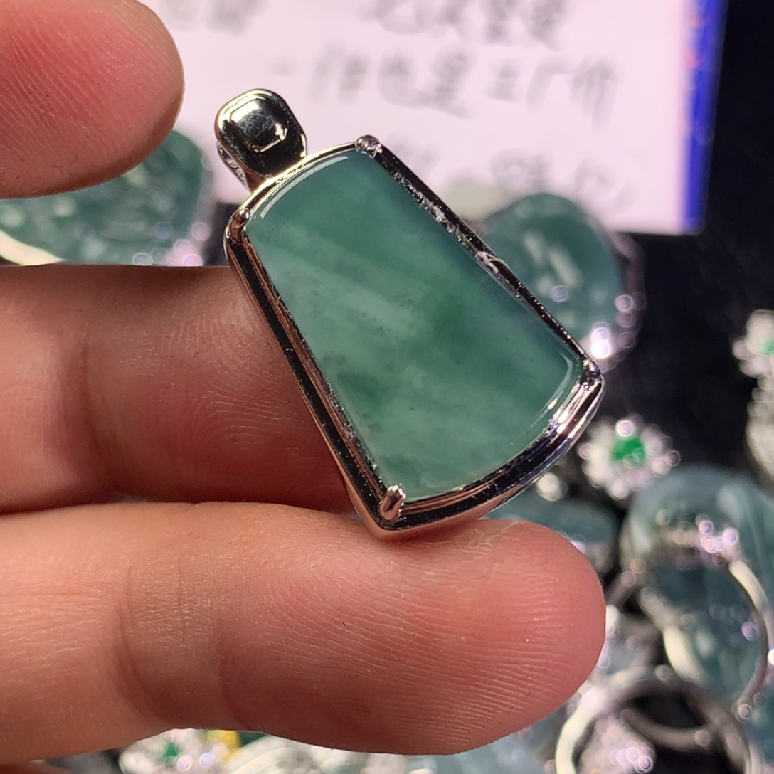 翡翠未镶嵌颈饰无事牌