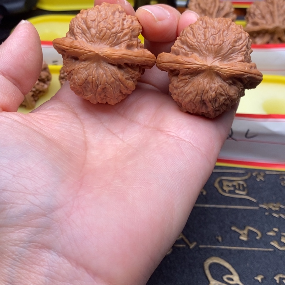 在***中文玩核桃吊坠血麒麟
