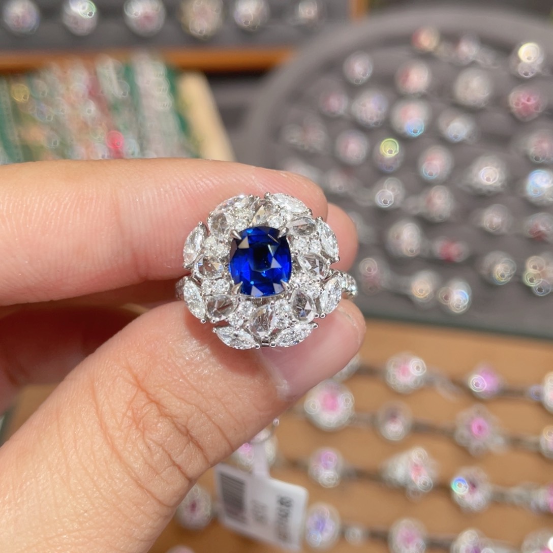 蓝宝石戒指18K金镶嵌1.85ct 皇家蓝