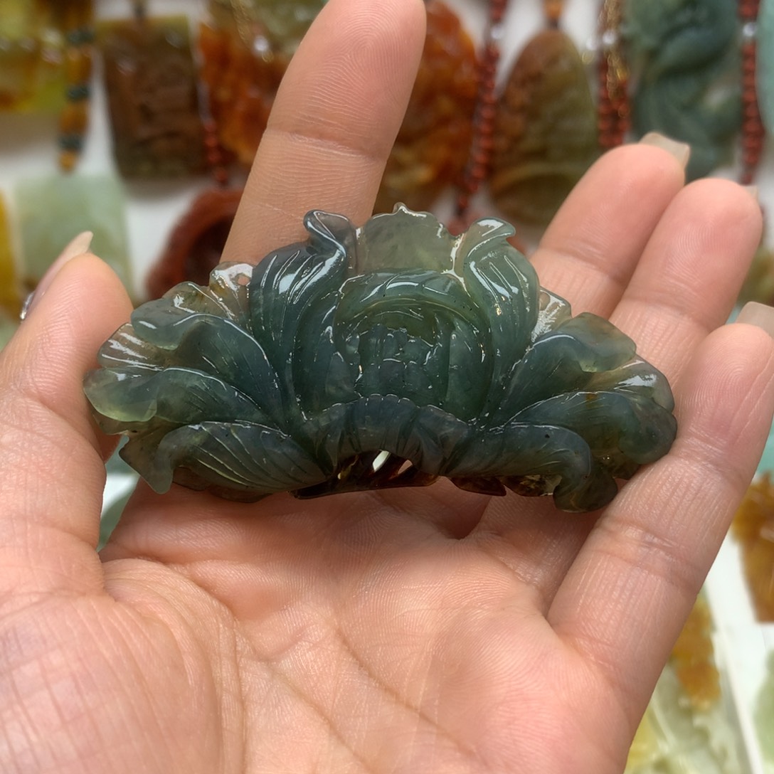 蛇纹石玉颈饰未镶嵌