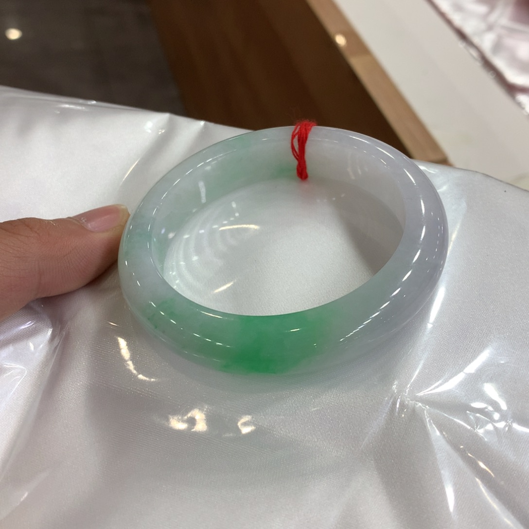 翡翠手镯未镶嵌有瑕