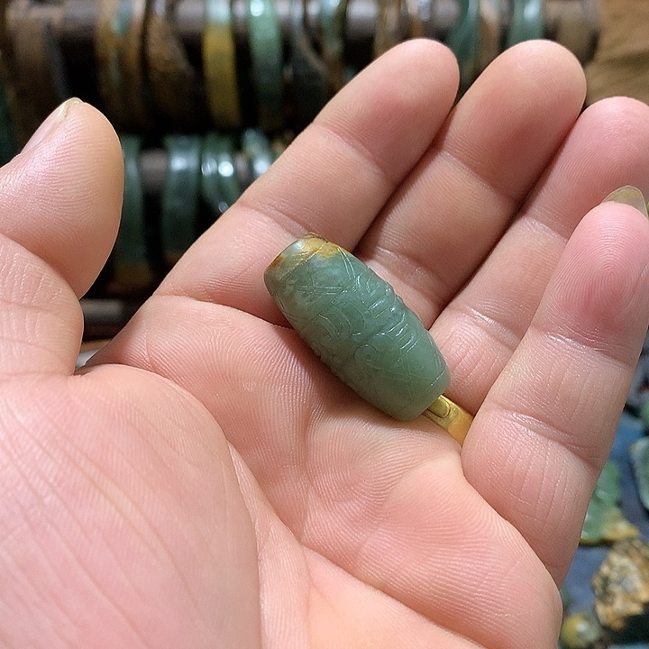未镶嵌岫岩河磨玉（透闪石质玉）挂件