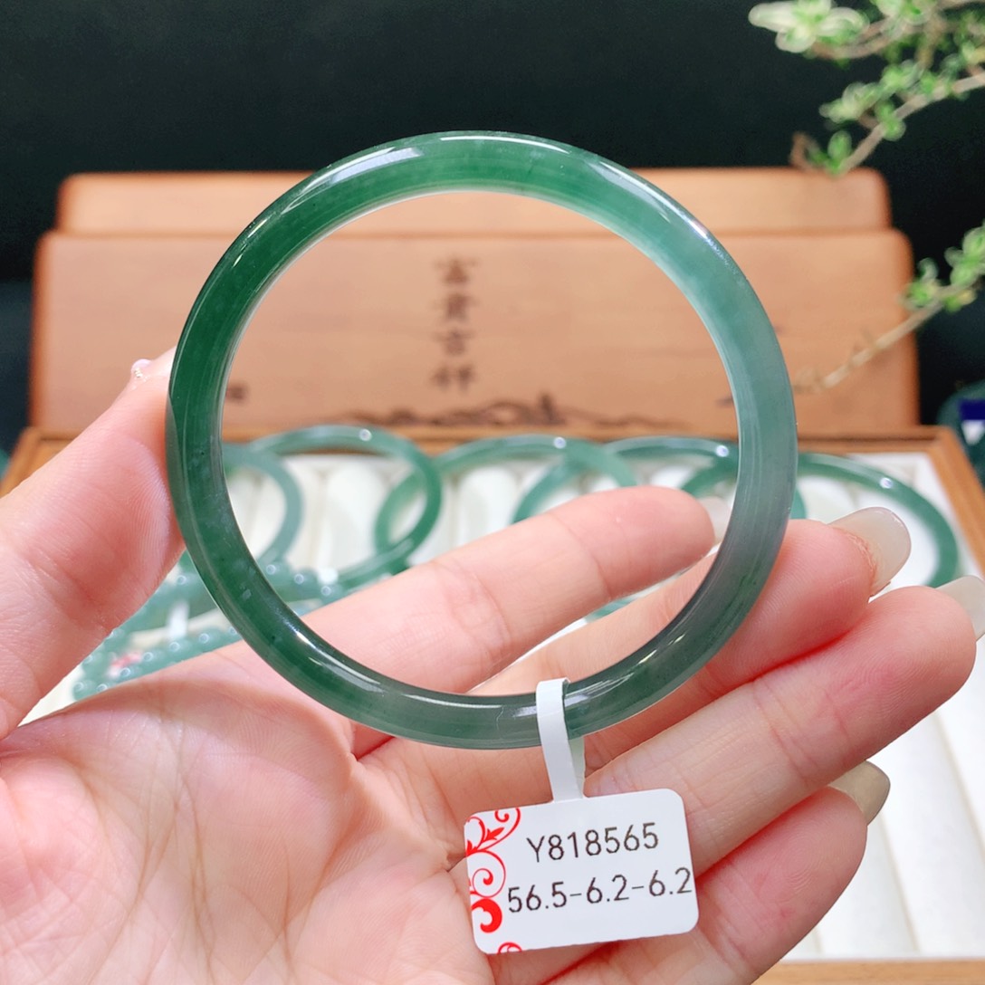 翡翠手镯未镶嵌天然